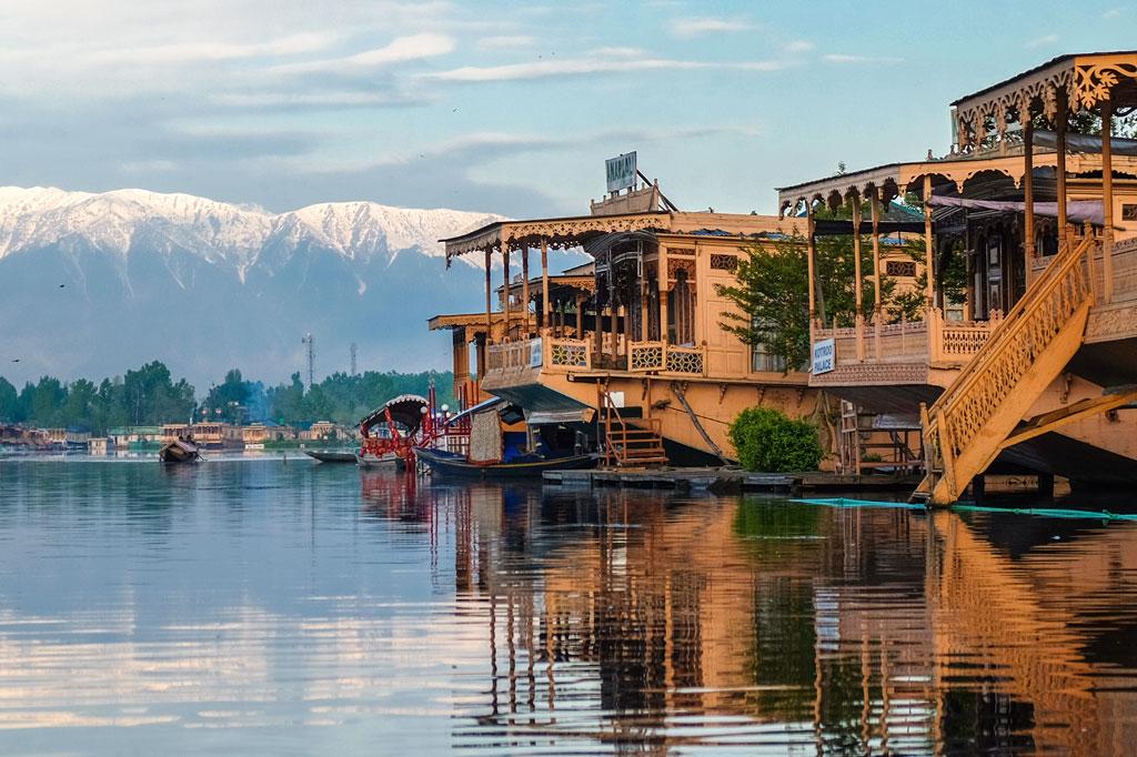 Arrival in Srinagar & Hotel Check-in